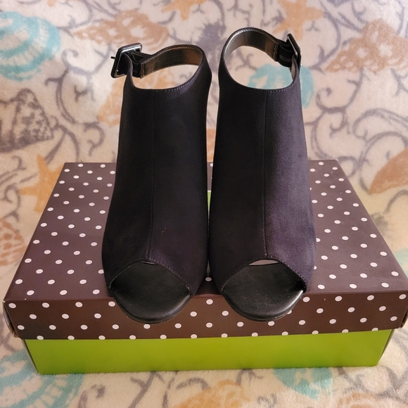 Kelly & Katie 8.5M Open Toe and Ankle Booties - Picture 3 of 7